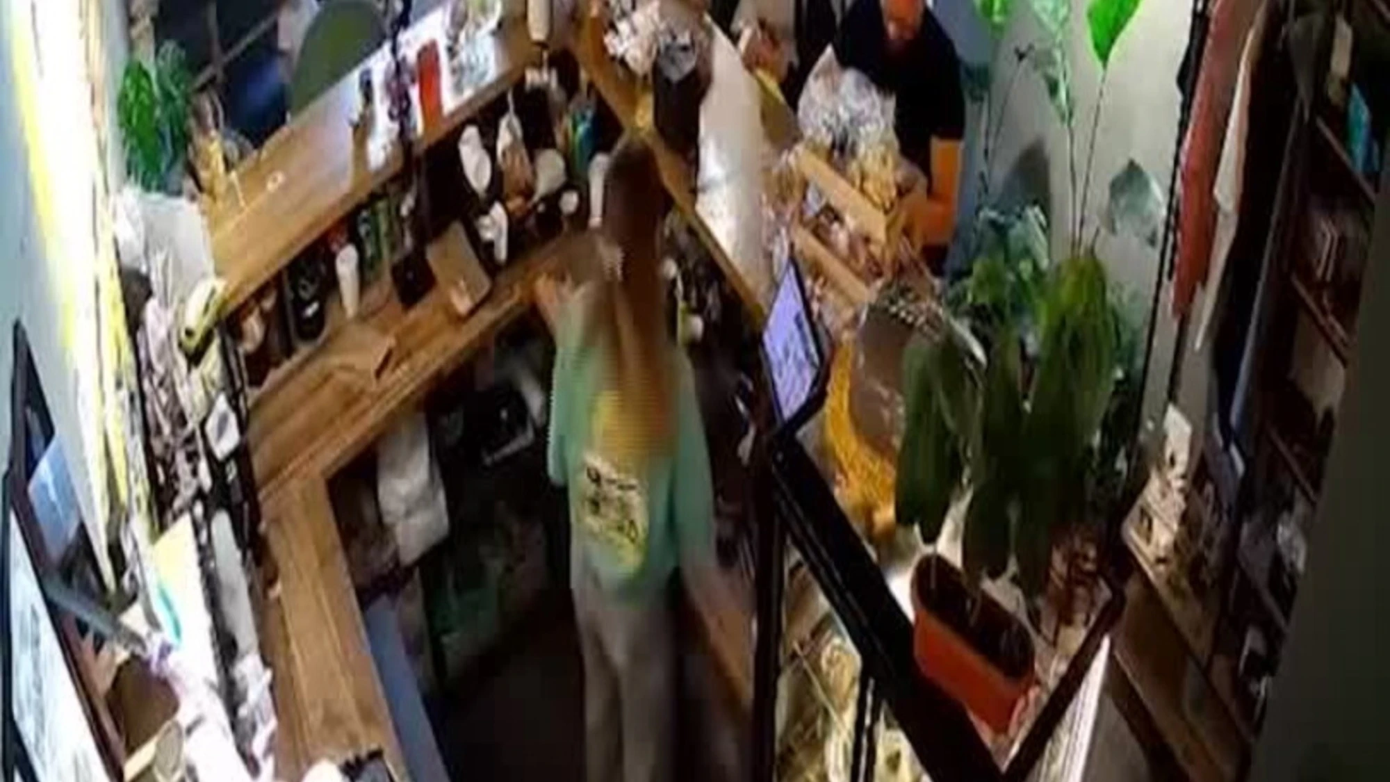 Ucraina, Sumy sotto attacco: le telecamere di una caffetteria riprendono la fuga dei civili dalle esplosioni
