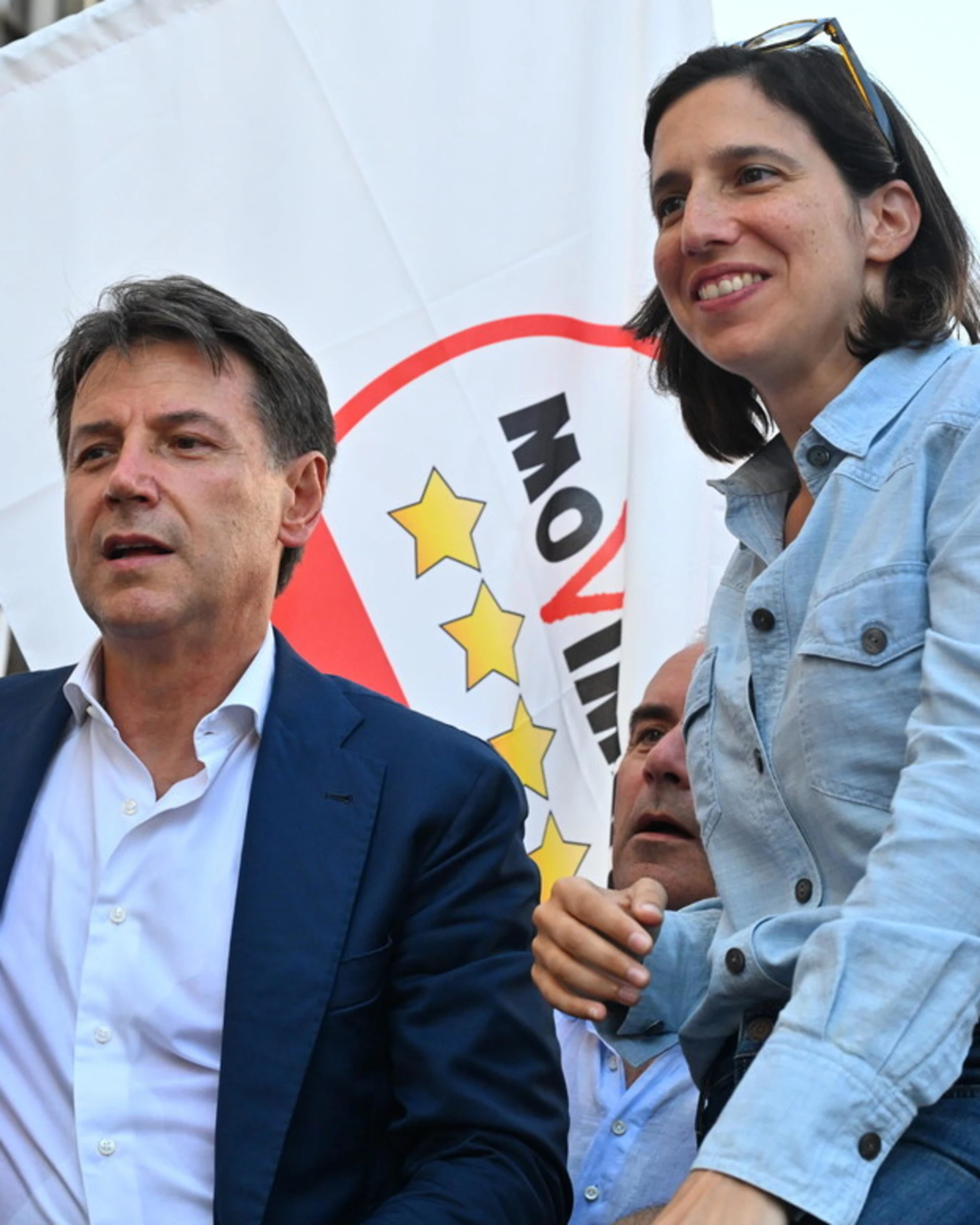 Schlein e Conte sfregiano l'esercito italiano