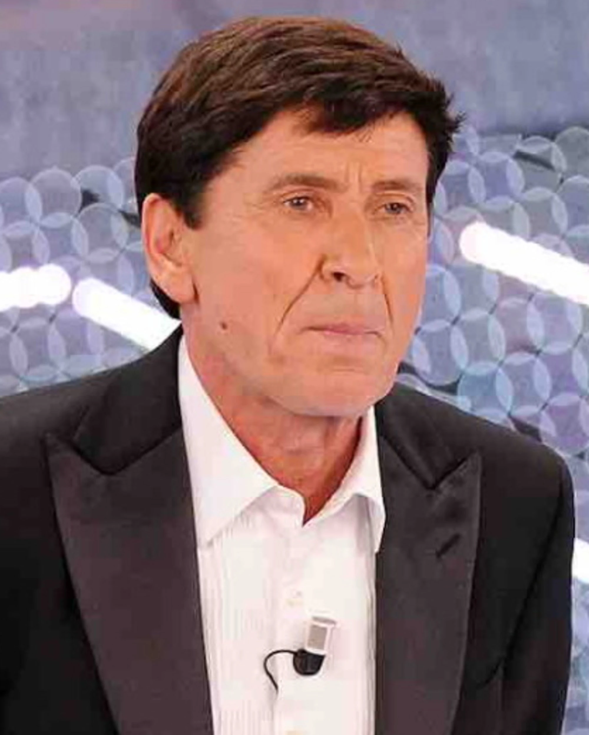 Gianni Morandi finisce sul lettino dello psicanalista, ecco perché