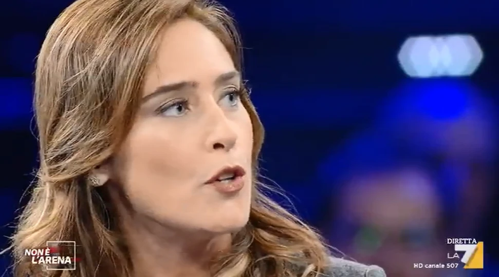Maria Elena Boschi, imbarazzo a Non è l'Arena: "Sai palleggiare?". La reazione di sconcerto della deputata