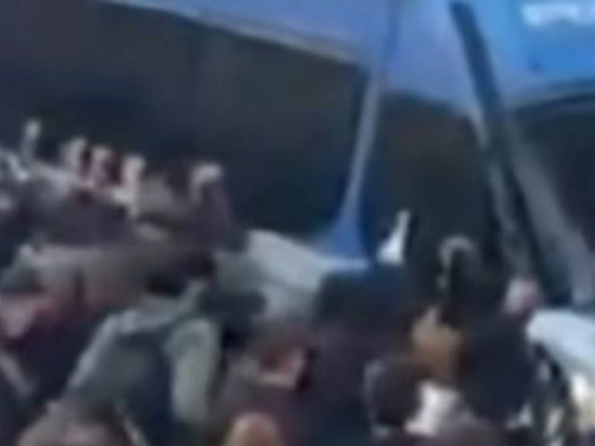 Salvini: "E questi sono per la pace?": assalto alla polizia, video choc