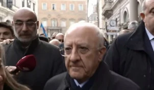 De Luca soffia sul fuoco: "Operazione vergognosa", ed è bagarre davanti al ministero