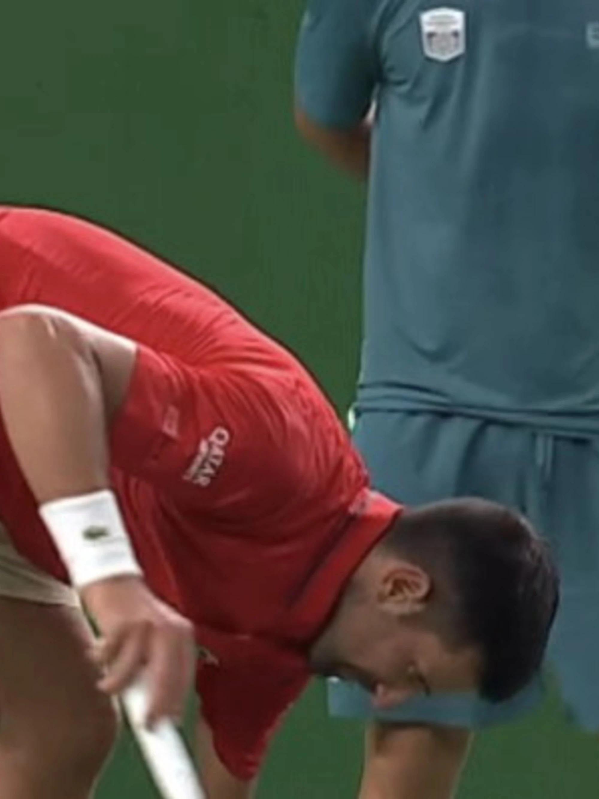 Novak Djokovic vomita ancora in campo. Poi, un gesto clamoroso