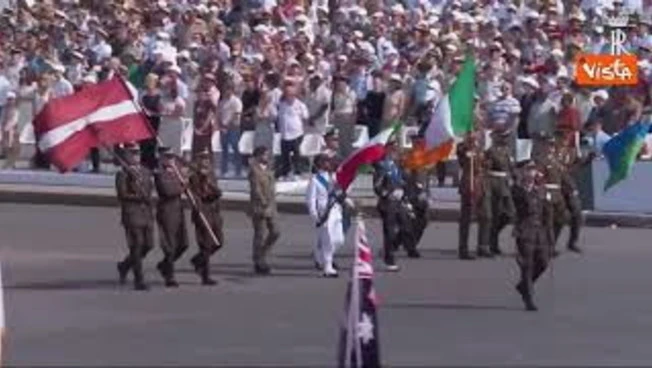 Il Tricolore italiano sfila alla parata militare a Parigi per la festa del 14 Luglio