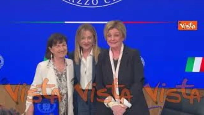 Meloni ai cronisti al termine della conferenza stampa: 'Vi ringrazio e arrivederci' e batte le mani