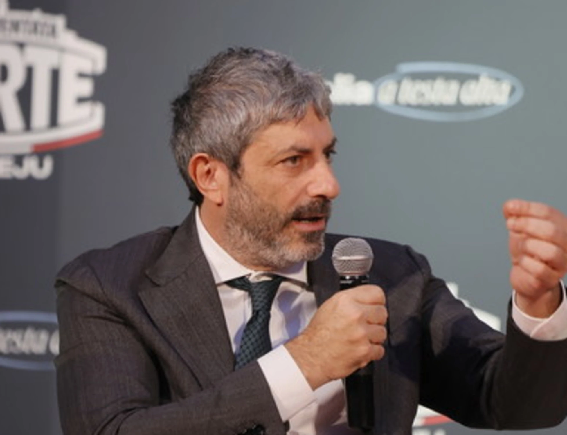 Roberto Fico, esplode la rivolta interna: "Revocare la nomina"