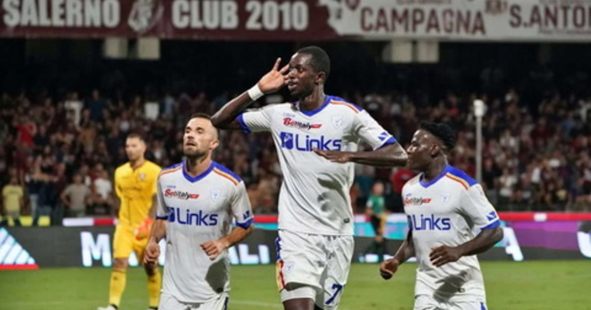 Il Lecce espugna l'Arechi: una magia di Strefezza stende la Salernitana