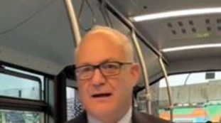 Roberto Gualtieri, video sul web per presentare i bus? Ricoperto di insulti