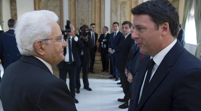 Sergio Mattarella, "ferma tutto". Retroscena, l'ordine del Colle a Renzi: crisi, la svolta decisiva