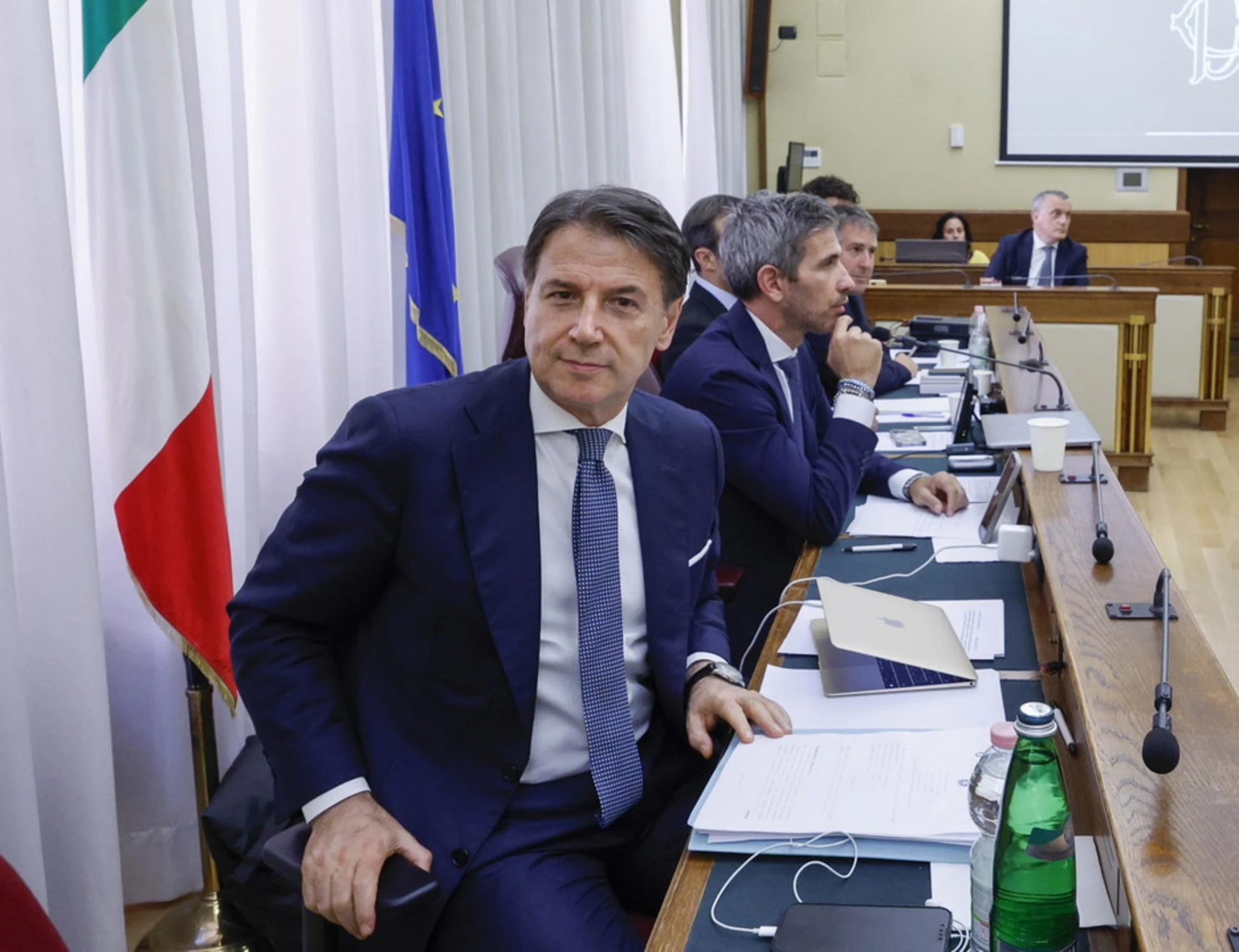 Giuseppe Conte gioca sporco in Commissione? "Gli scrivono le risposte in chat"