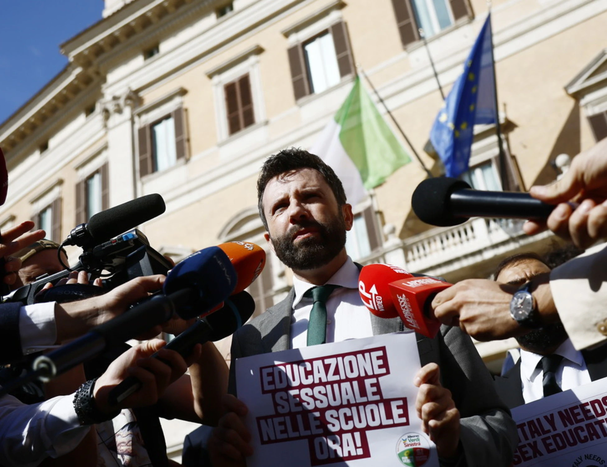 Sinistra a caccia dei voti animalisti: 3 giorni di permesso se muoiono cane e gatto