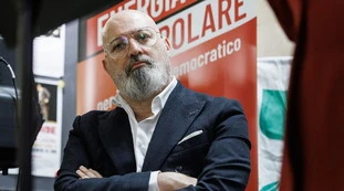 Stefano Bonaccini, "come va vestito in giro": la foto-bomba di Dagospia