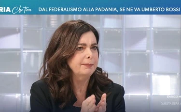 Laura Boldrini insulta Umberto Bossi dopo la morte: "Violento, sessista, razzista"