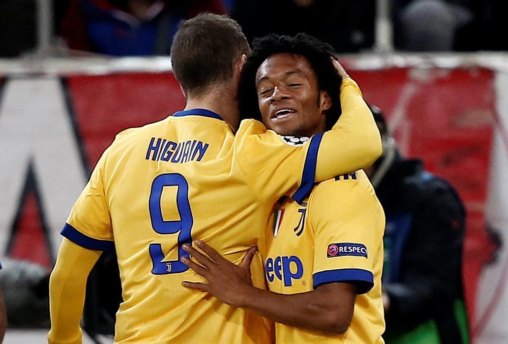 Champions, Juve dritta agli ottavi. Ad Atene 2-0 con l&apos;Olympiakos: i gol di Cuadrado e Bernardeschi