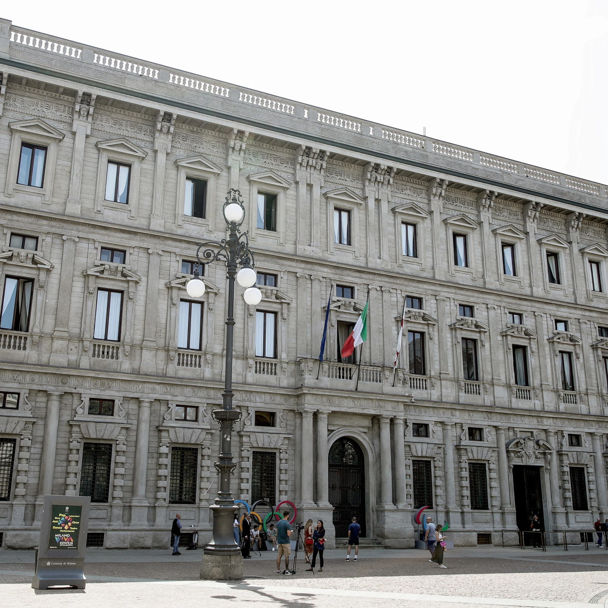 Lutto cittadino, ma in Comune se ne infischiano...