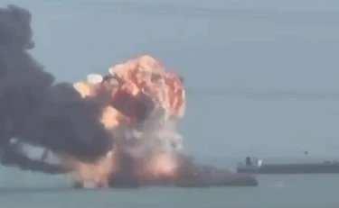 Iran, la diretta. Hormuz, tre navi squarciate dalle mine. "Il figlio di Khamenei ferito, non può tenere un discorso"