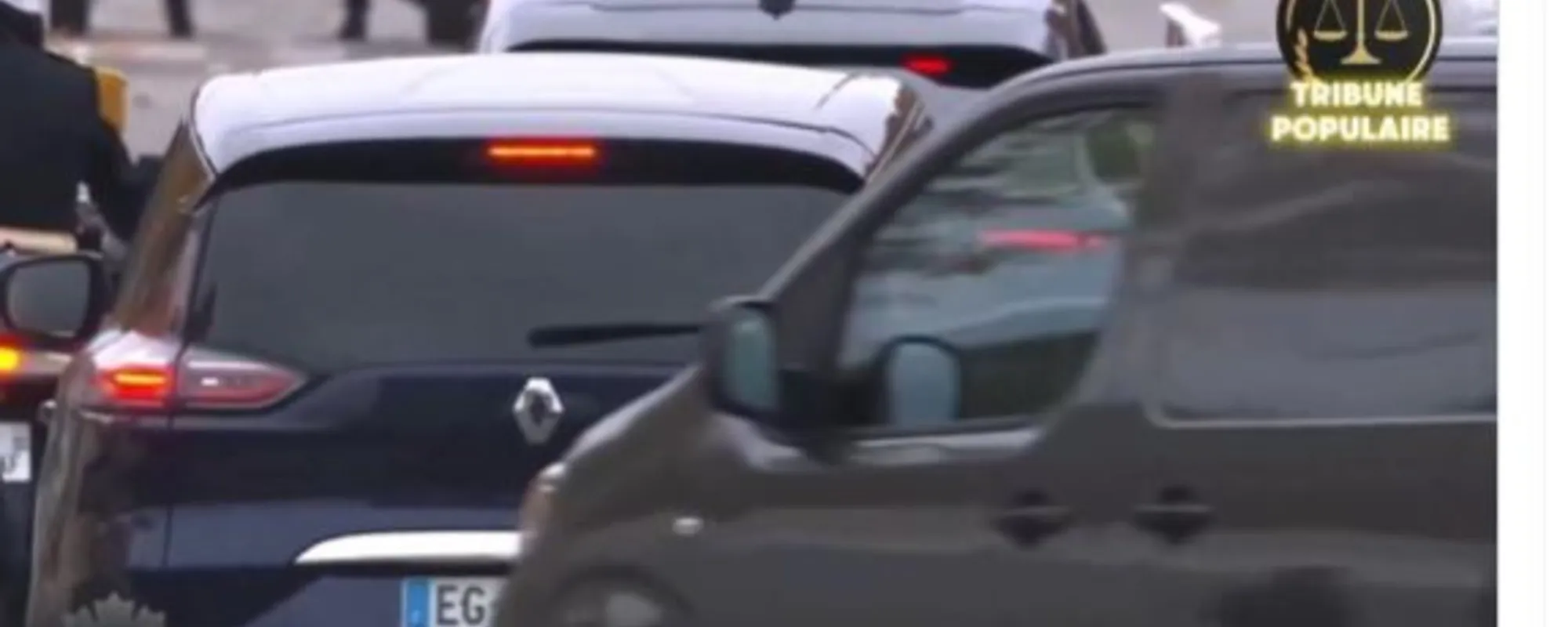 Macron, che figura: saluta dall'auto, ma in strada... <span style="color: rgb(153, 0, 0);">Video</span>