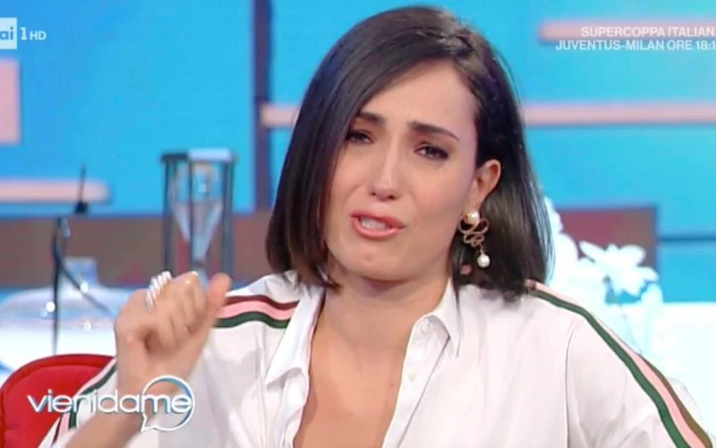 Vieni da Me, Caterina Balivo sta per piangere. Gessica Notaro la ferma: "Perché non devi farlo"