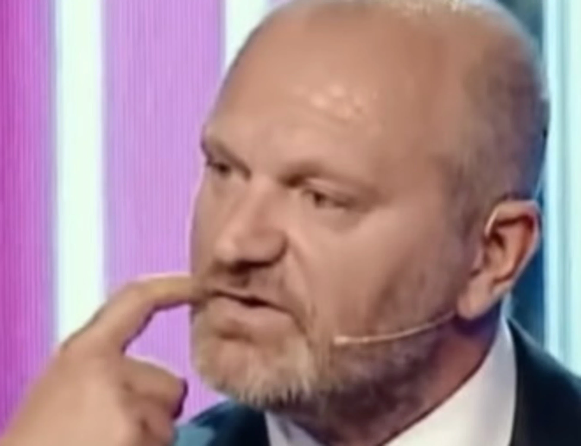 Andrea Pucci rinuncia a Sanremo 2026: trionfa l'odio rosso