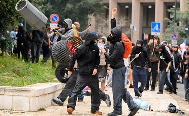 Milano, ira di FdI per questa foto: "Si chiedono dove sia l'odio: ecco la risposta"