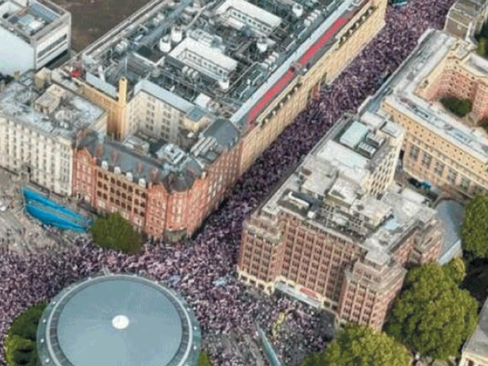 Le strade di Londra piene per Charlie e per la libertà