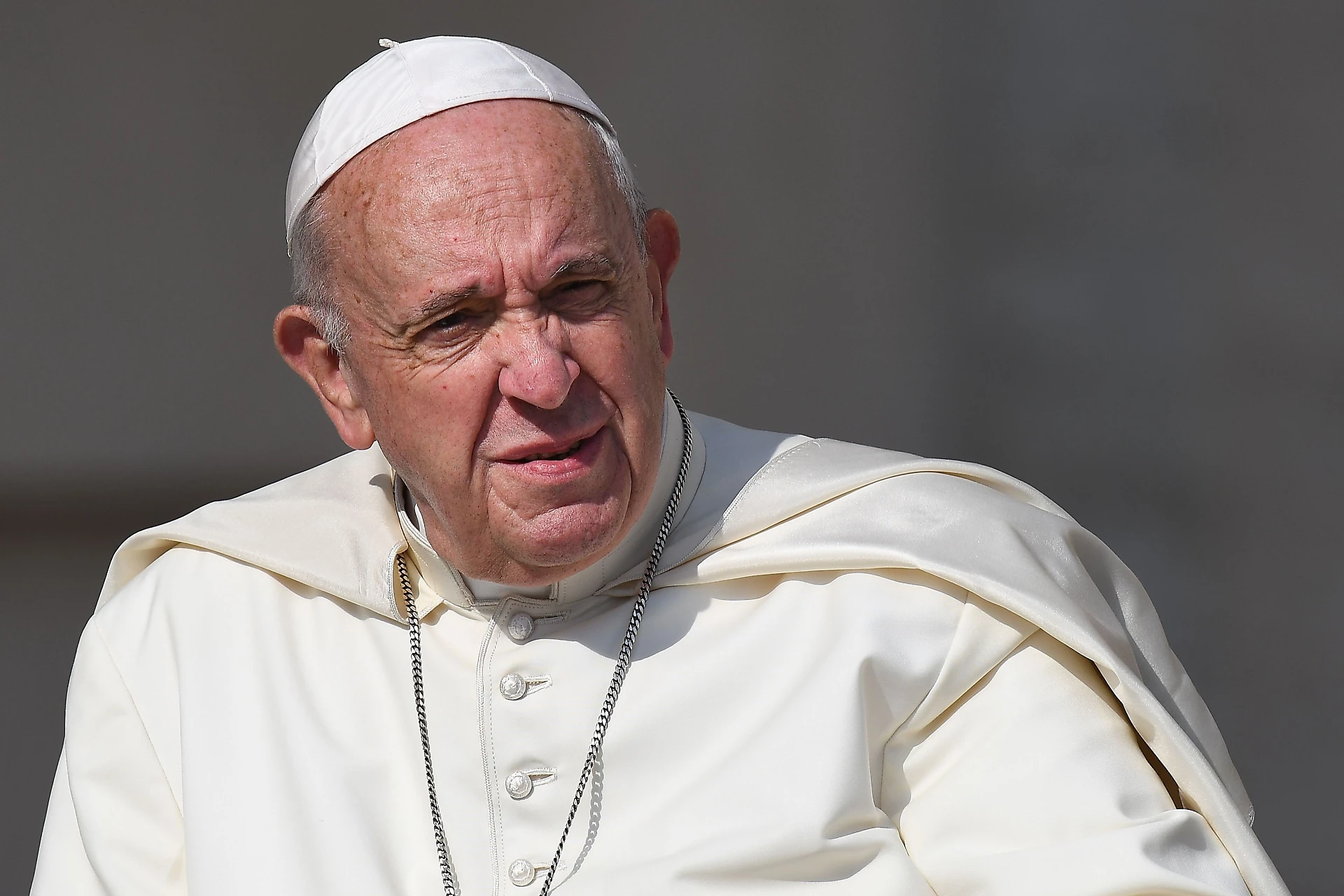 Papa Francesco dileggiato da Fedez: "Francy, adesso ti insegno qualcosa"