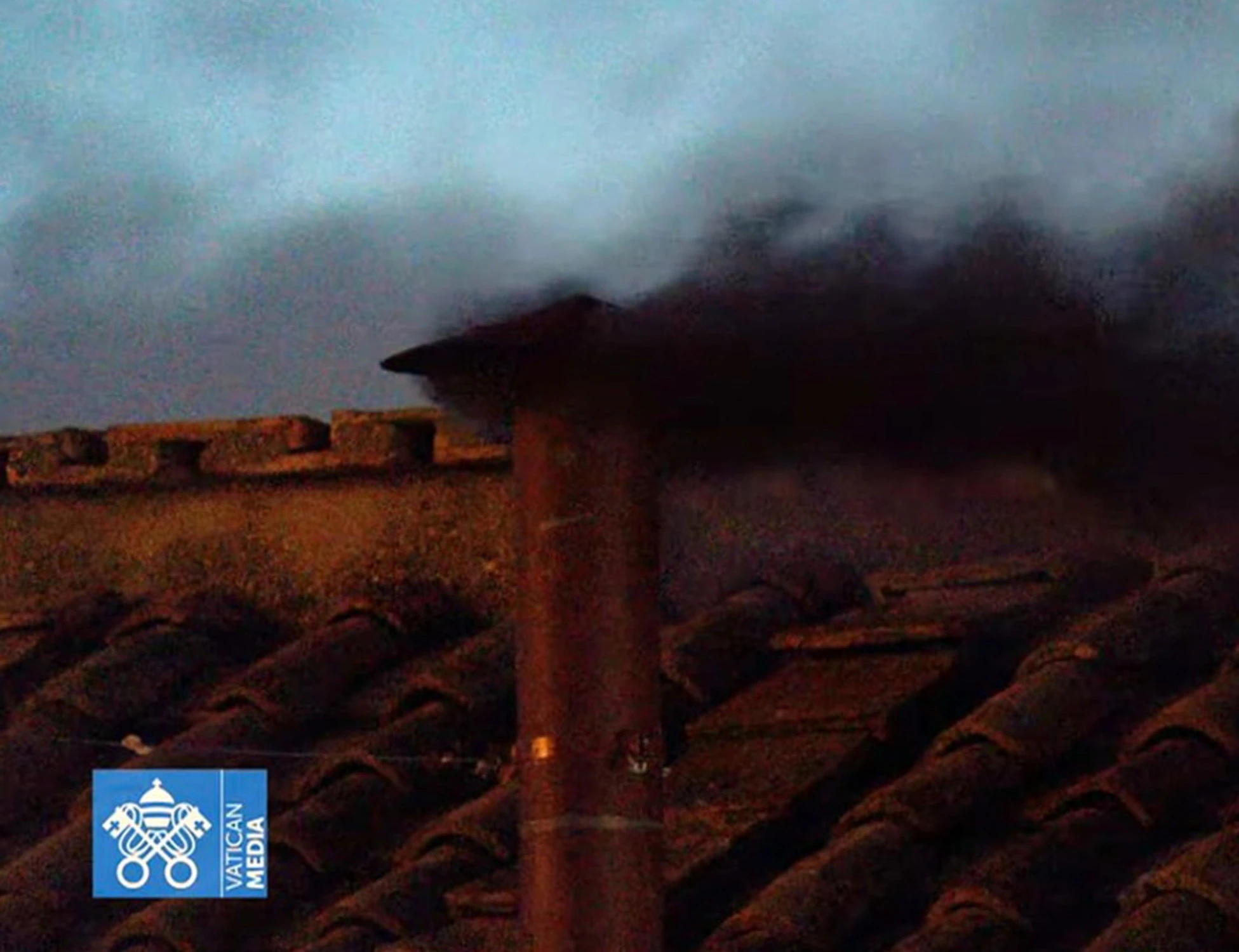 Conclave, la diretta: la prima fumata è nera