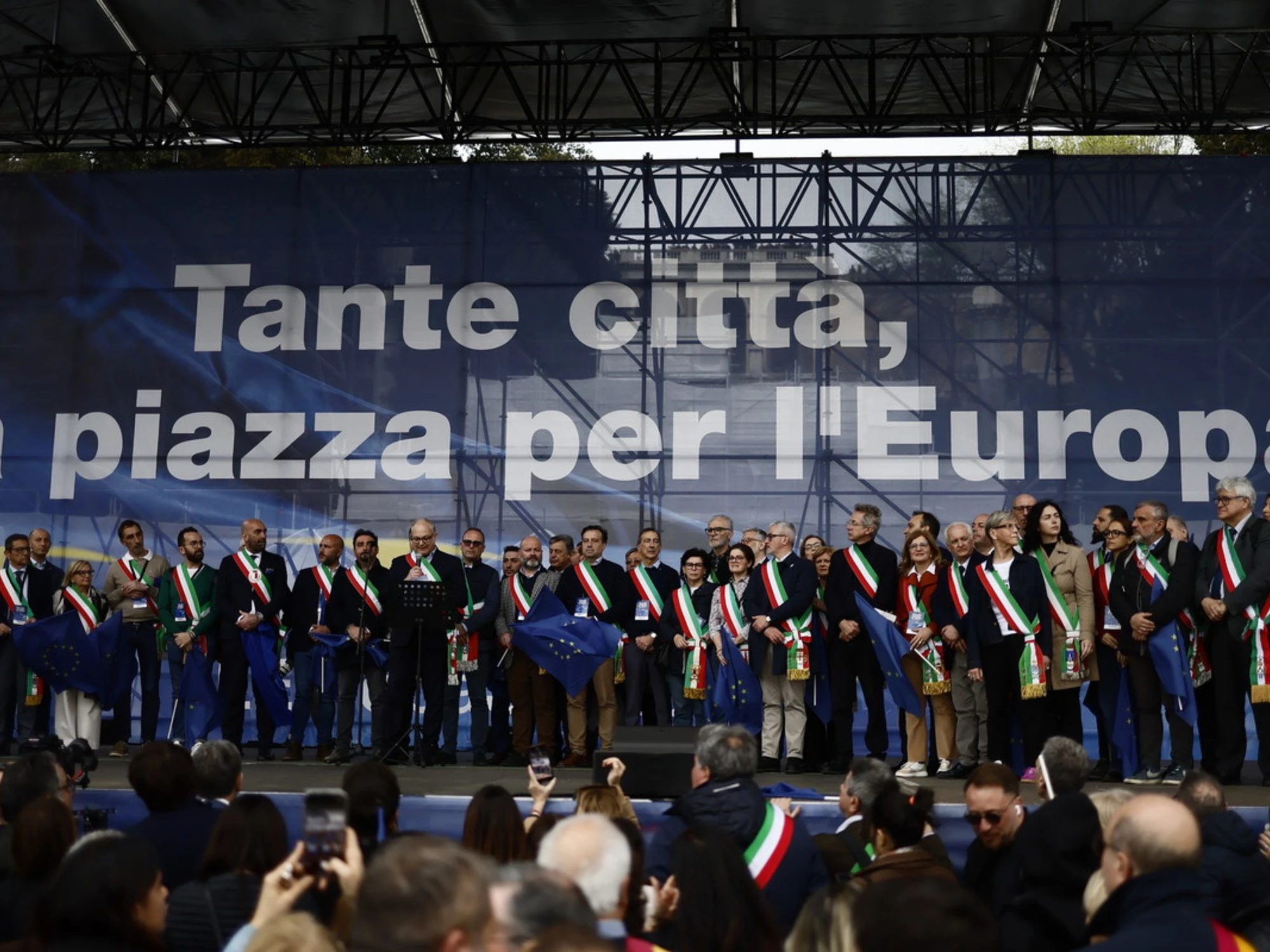 Sinistra in piazza per l'Europa? Abbiamo pagato noi: ecco quanto è costato il raduno