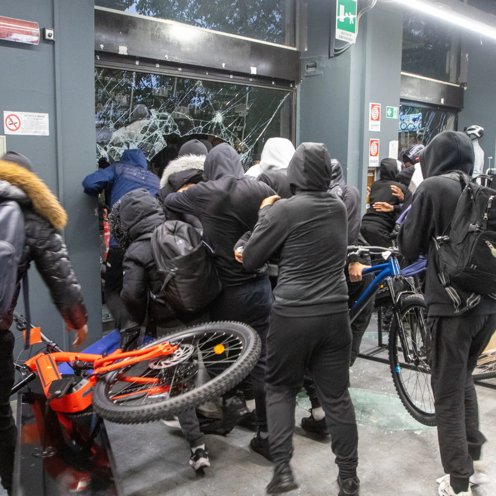 Il nemico è l'Occidente: chi depreda rovescia il suo odio contro chi lavora e costruisce