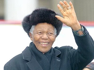 Nelson Mandela, la nipote rassicura: "Sta bene, è vigile e gioca con i suoi nipoti"