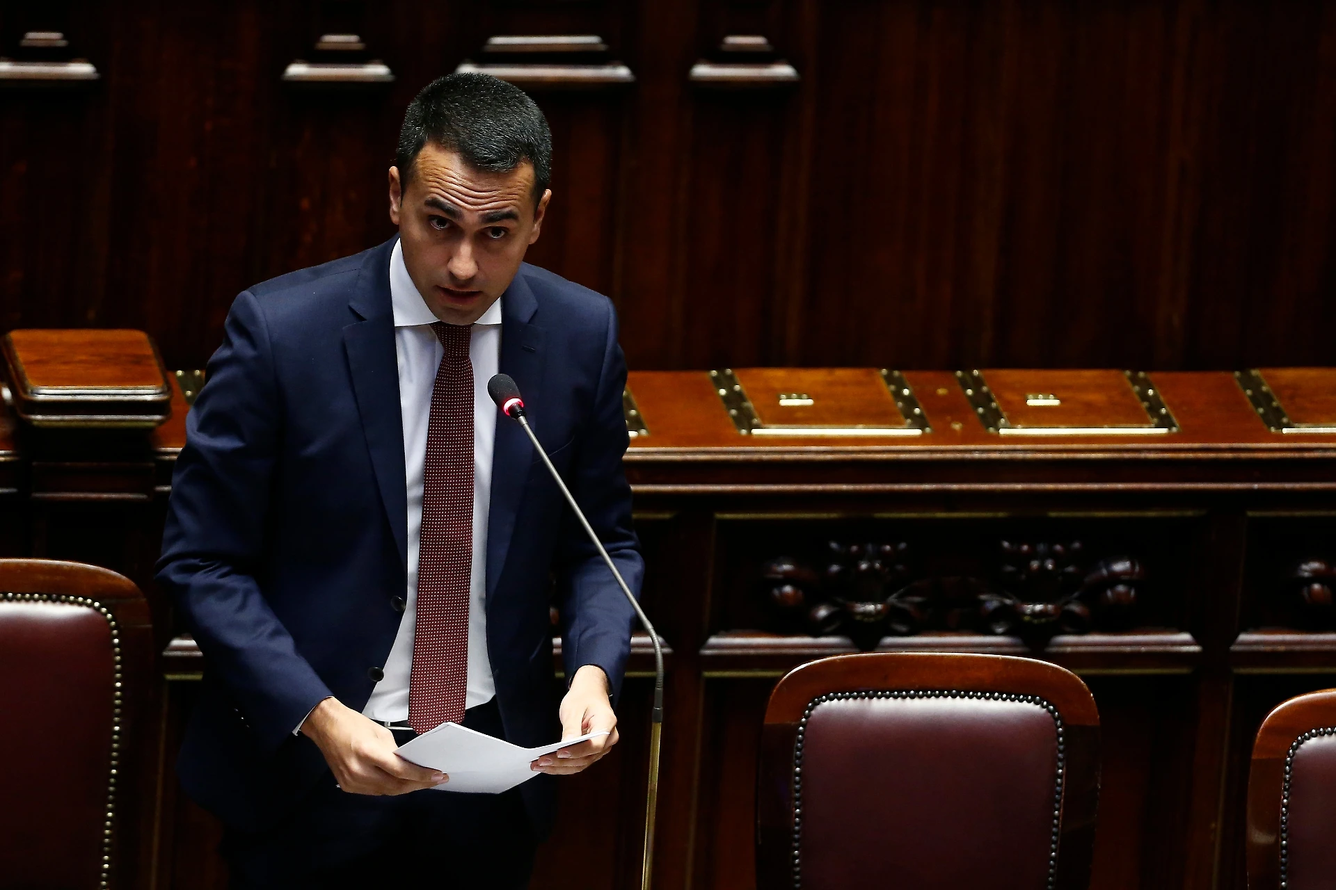 Luigi Di Maio, il grillino è alla canna del gas e imita Salvini: "Reddito di cittadinanza solo agli italiani"