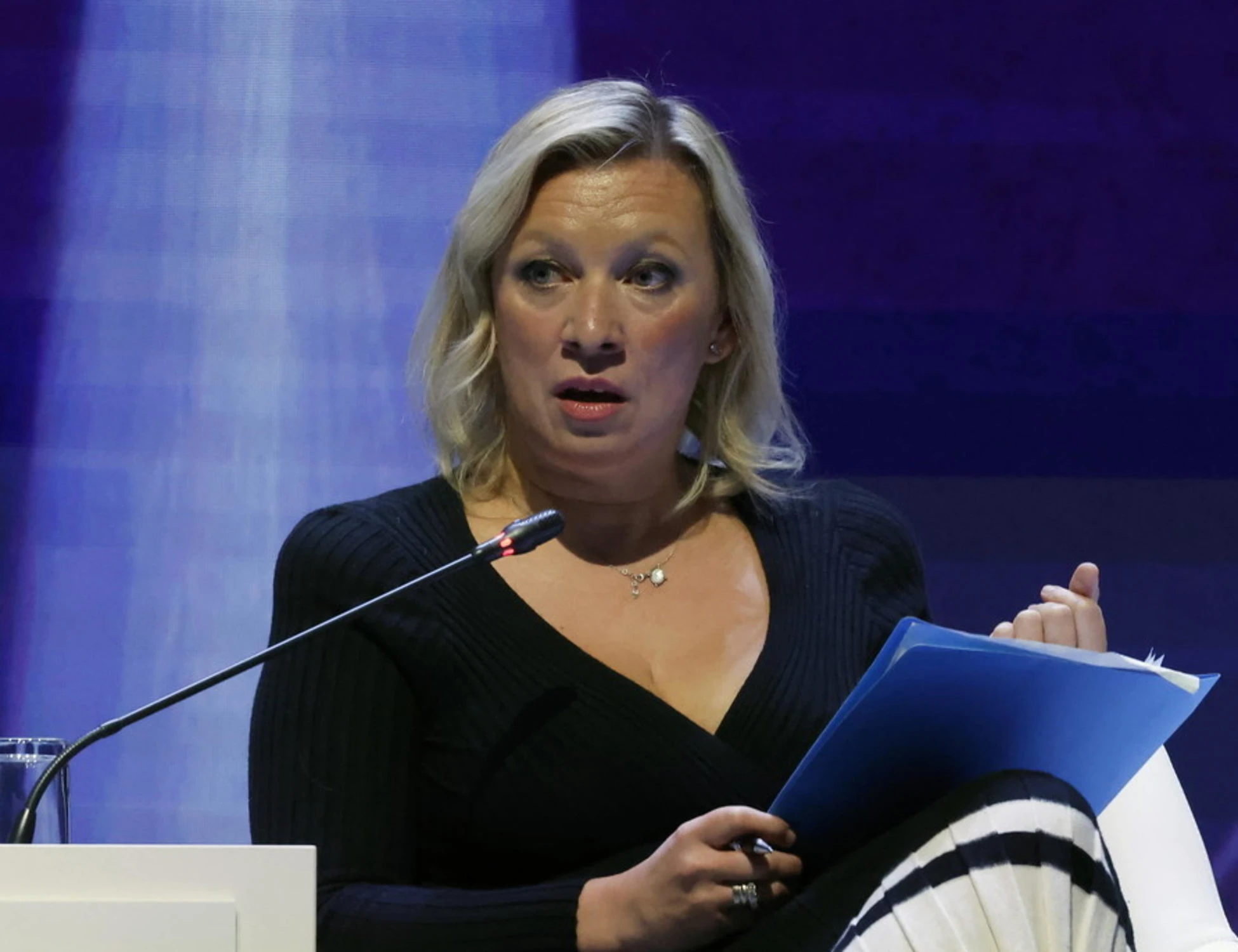 Zakharova insulta l'Italia: "Personaggi da Carnevale". Crosetto la asfalta