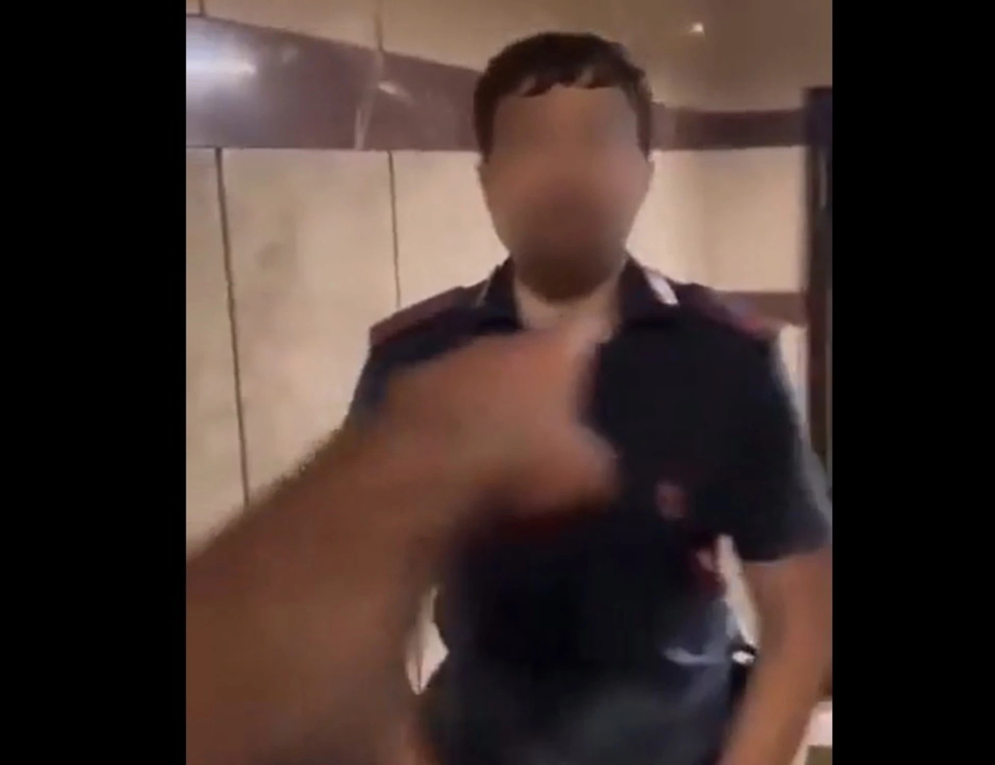 Insulta e minaccia i carabinieri: il video-choc