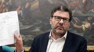 Giancarlo Giorgetti vota no al referendum contro la linea di Salvini: "Sarebbe un favore a un governo inadeguato"