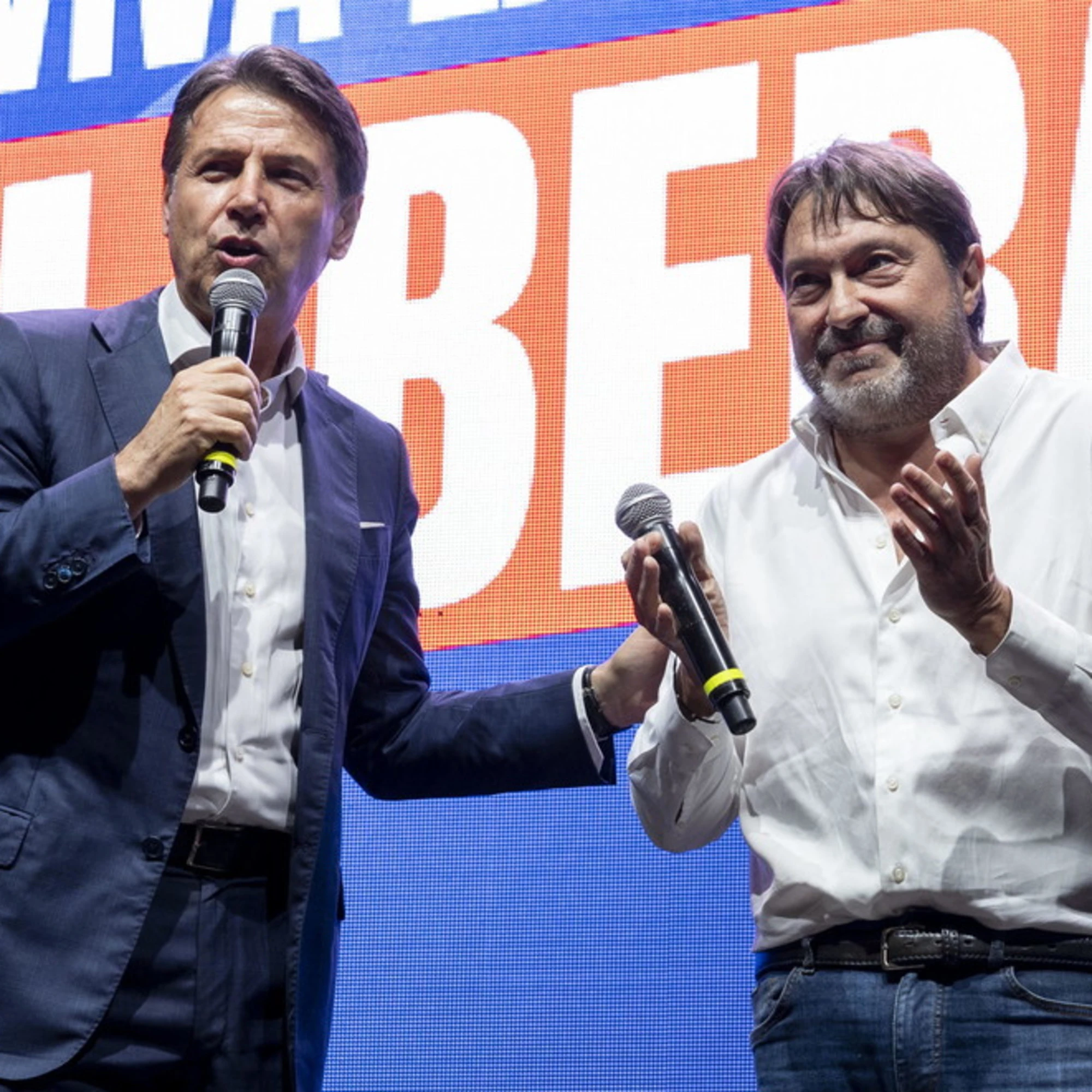 I 5 Stelle oggi difendono i giornalisti: ma li chiamavano sciacalli, sterco e "putt***e"