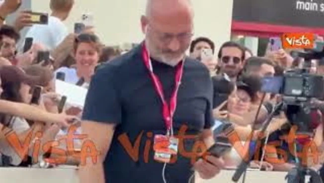 Kendall Jenner firma autografi ai fan sul red carpet di Venezia 83