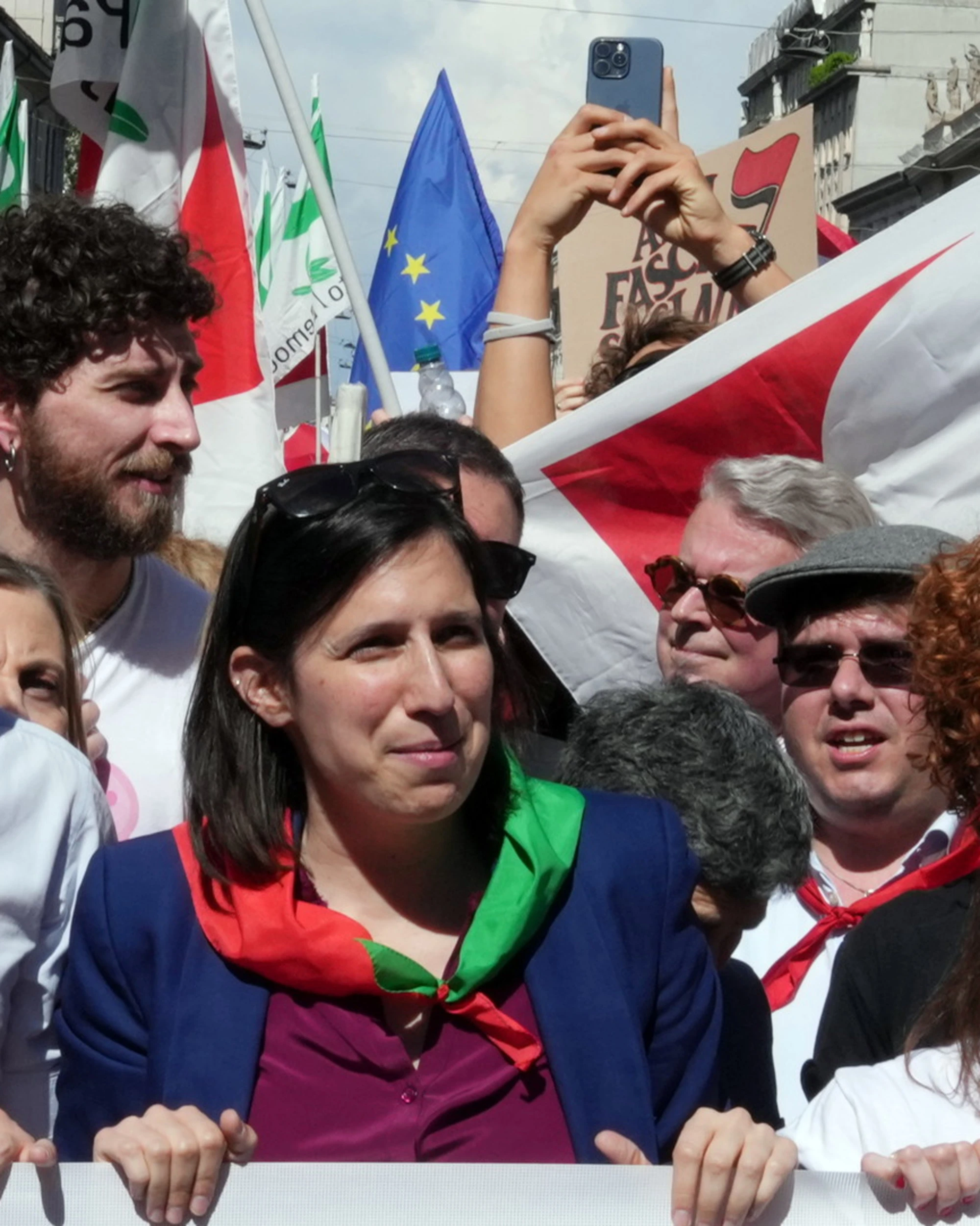 25 aprile, il Pd insultato in piazza e Schlein esulta pure