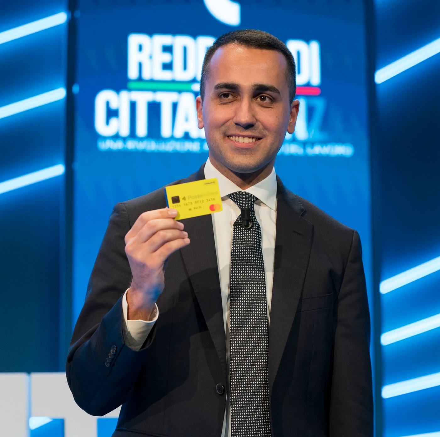 Reddito di Cittadinanza, record di Dom Perignon acquistati con la tessera gialla: scattano le denunce