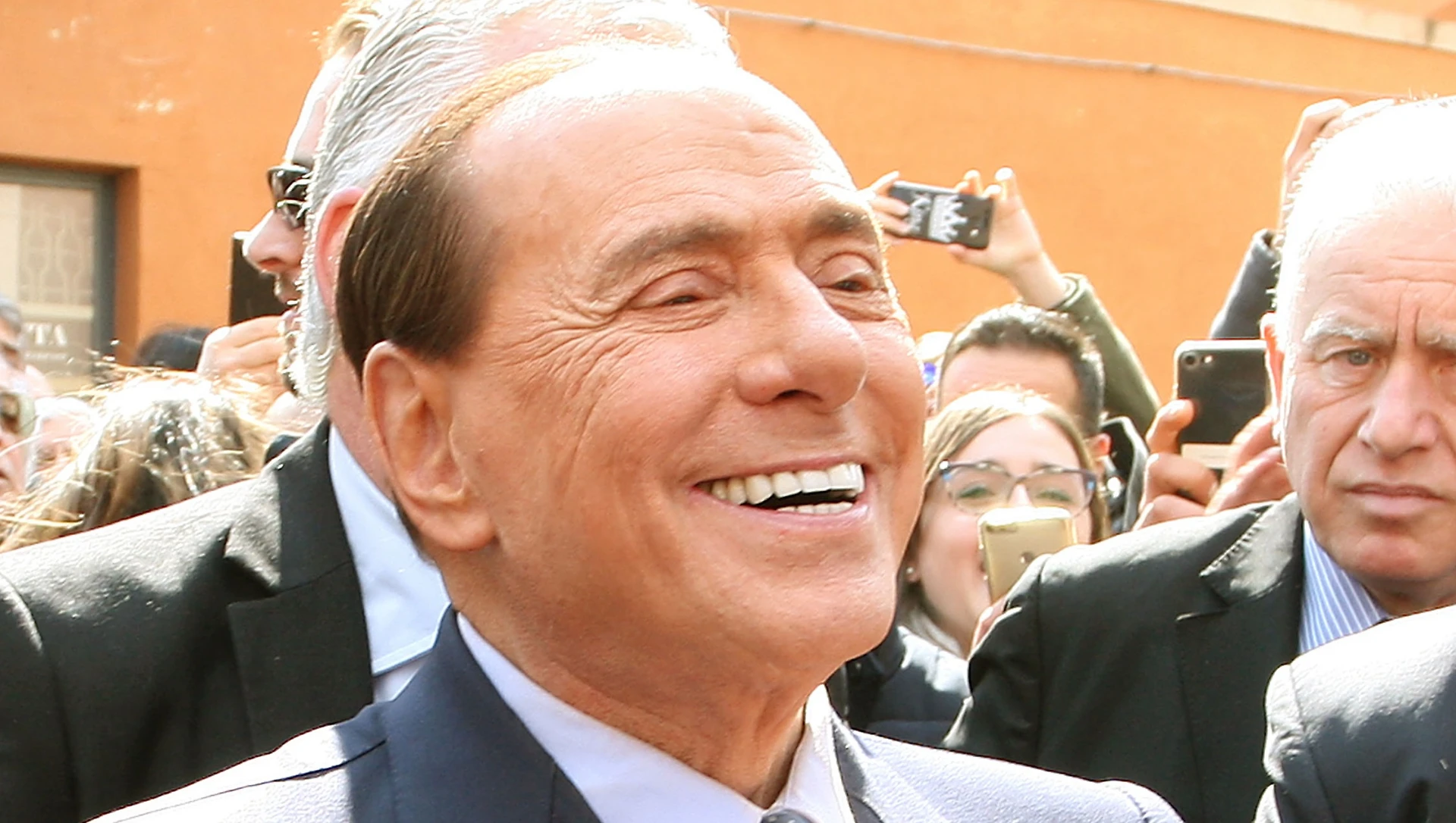 Silvio Berlusconi, zampata per far crollare il governo: "Pronto per Matteo Salvini premier"