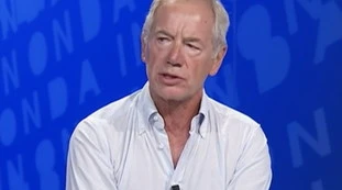 Guido Bertolaso su Domenico Arcuri: "Vive in un altro fuso orario. Lockdown subito, siamo al collasso"