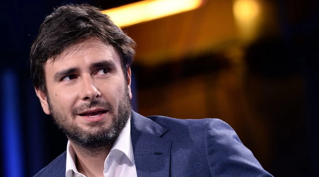 Cinquestelle, Vito Crimi ora è nel mirino. Scalata al Movimento, il ticket Di Battista Paragone all'assalto