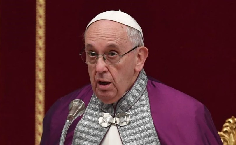 Papa Francesco torna a fare politica: quella frase sugli "stranieri" e il legittimo sospetto su Matteo Salvini