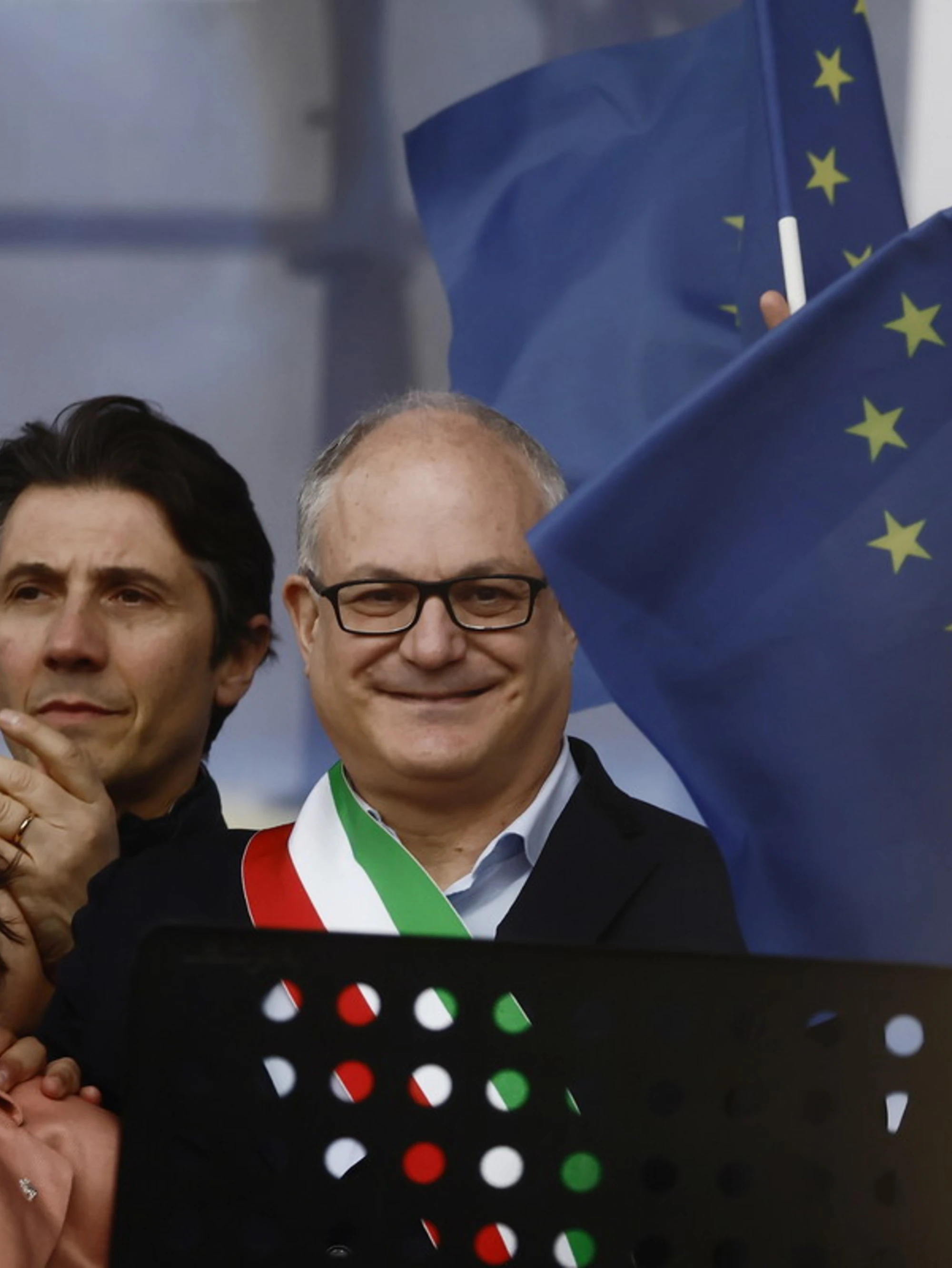 FdI contro Gualtieri: "Si dimetta". Resta muto sullo scandalo dei soldi pubblici