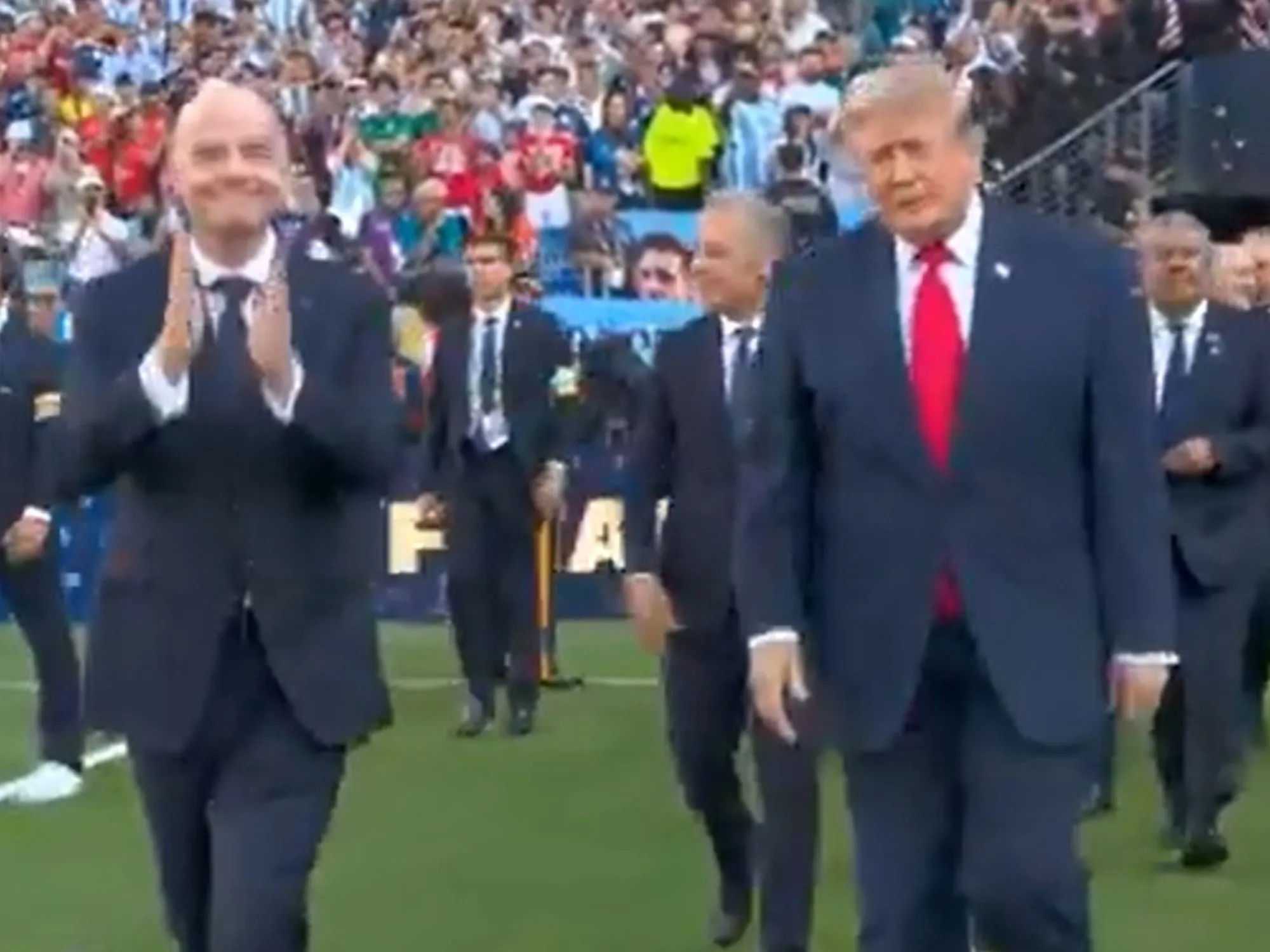 Leggi l'articolo: Trump umiliato alla finale: ciò che le tv hanno censurato
