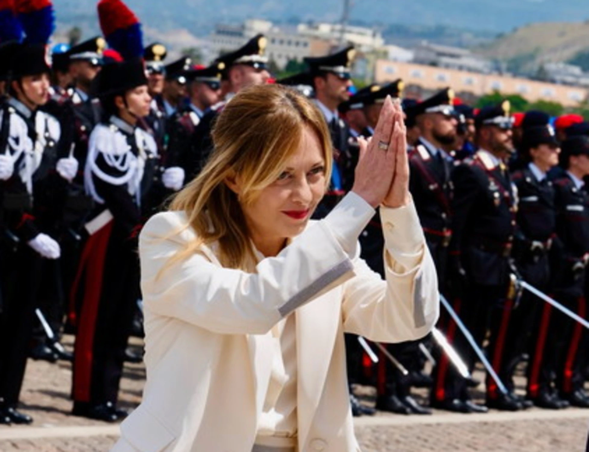 Giorgia Meloni in trionfo su The Times: "Starmer e Merz se lo sognano..."