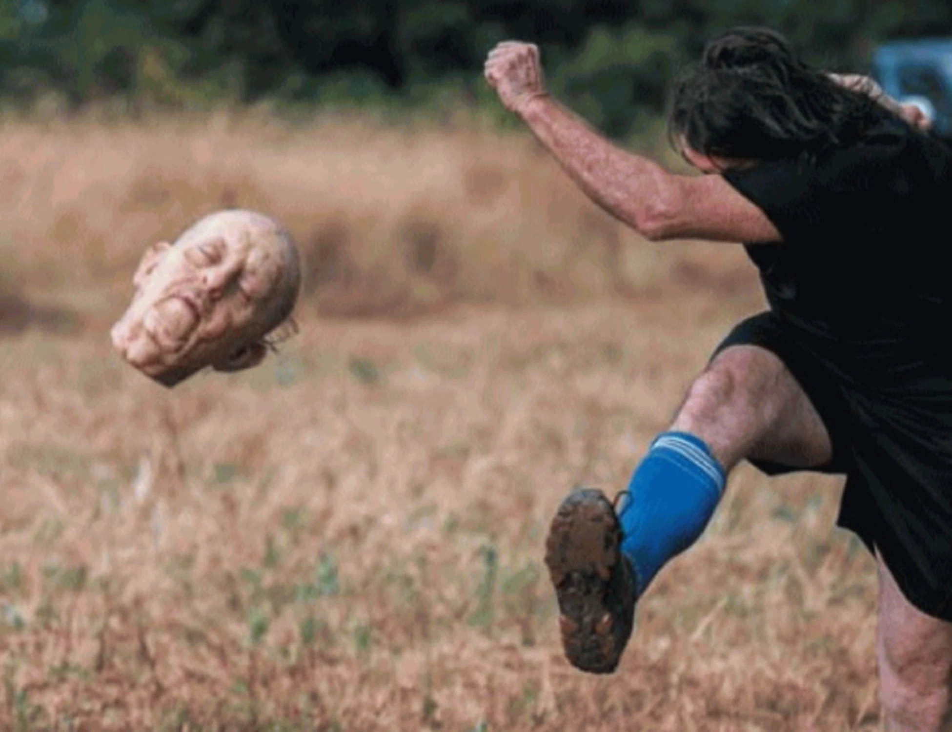 Il calcio con le teste dei nemici Trump e Franco