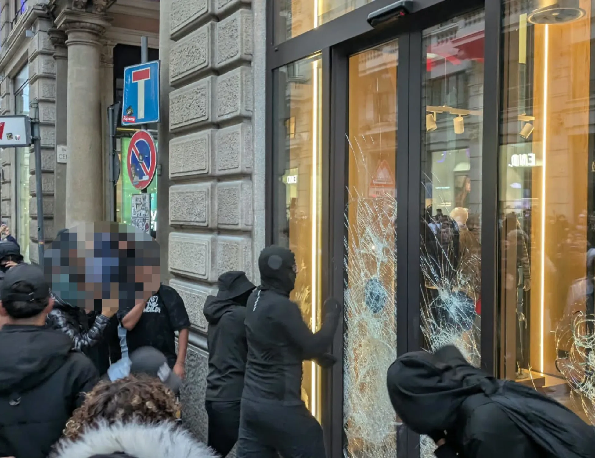 Leggi l'articolo: "Maranza e merd*** comuniste: boia chi molla!": l'intervistato che sconvolge Milano <span style="color: rgb(153, 0, 0);">Video</span>