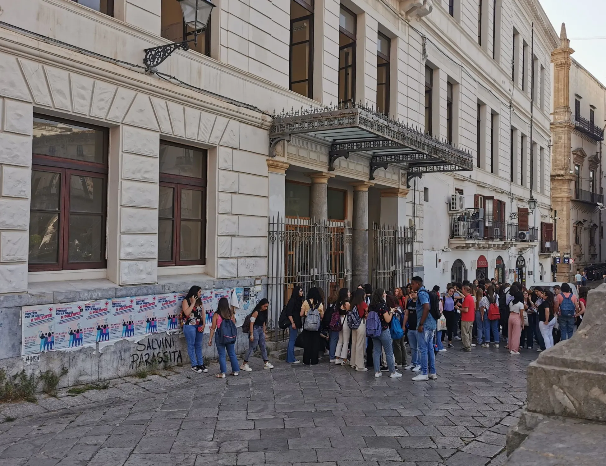 Leggi l'articolo: Martellate in testa, orrore del 15enne: Gela, sangue a scuola