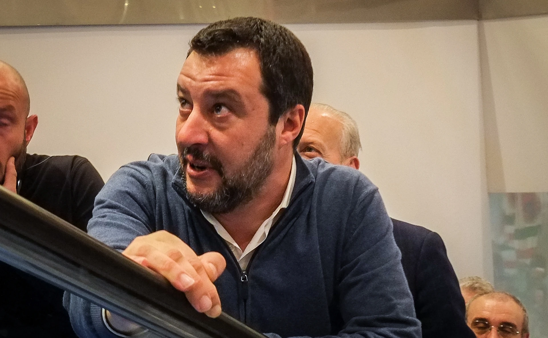 Matteo Salvini, chiude l'hotel trasformato in centro per immigrati: blitz al business dell'accoglienza