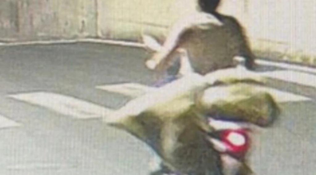 Napoli, uccide l'amico e trasporta il cadavere in scooter: il video-choc
